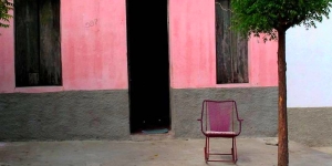 Cadeira de balanço em frente a uma casa na cidade cearense Nova Floresta é símbolo da espera pelo vento Aracati. 
