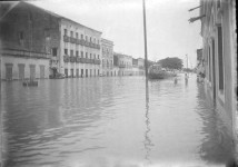 4_RUA CEL ALEXANZITO CHEIA DE 1924. Em destaque o sobrado das corujas. Acervo de Abilio Monteiro_2.jpg