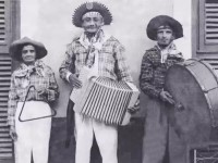 CARNAVAL-DE-ARACATI-_Da-esquerda-para-a-direita_Dora_tringulo_Chico-de-Janes_sanfona.webp