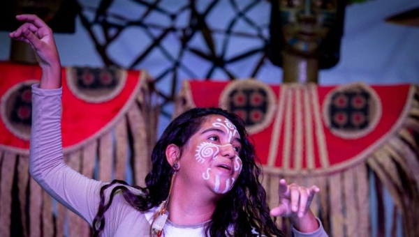 Cena da peça "aracaty". Isadora Garcia. Grupo Dias de Teatro. Aracati-CE | 2022. Foto: Joe Lima