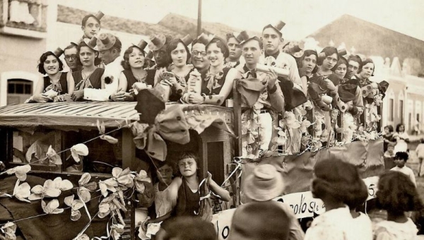 CARNAVAL DE ARACATI - BLOCO GAROTAS. Foto década de 30. Acervo: Netinho Ponciano