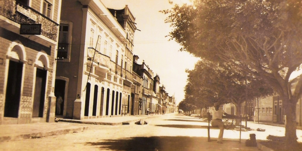 RUA CORONEL ALEXANZITO, LADO ESQUERDO O HOTEL CENTRAL (atual Instituto do Museu Jaguaribano).