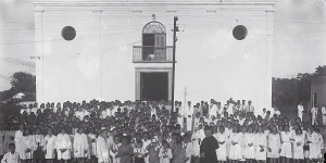 Evento paroquial registrado no adro da Igreja de Nossa Senhora do Rosário