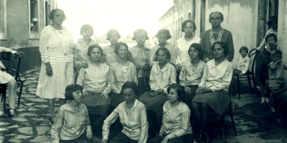 À ESQUERDA ANGELITA CLOTILDE, À DIREITA FRANCISCA CLOTILDE, COM ALUNAS DO EXTERNATO SANTA CLOTILDE.