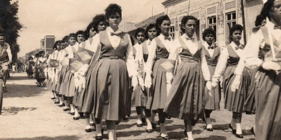I“SOB OS CLAROS CÉUS DE ARACATI...”